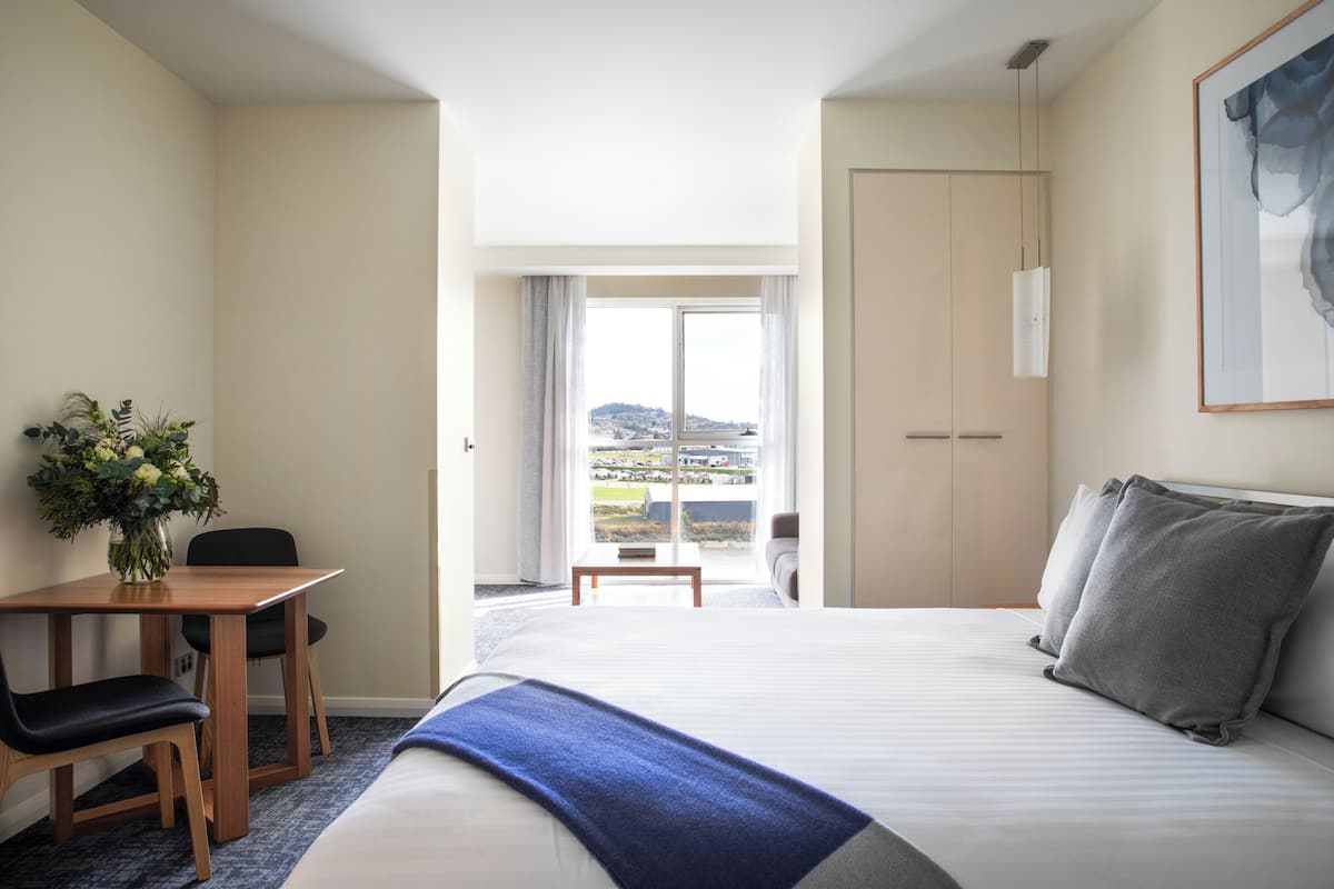 2 bedrooms, premium bedding, minibar, in-room safe