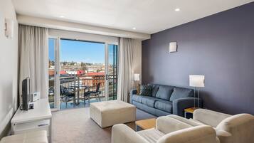 Suite, uitzicht op de stad | Luxe beddengoed, een minibar, een kluis op de kamer