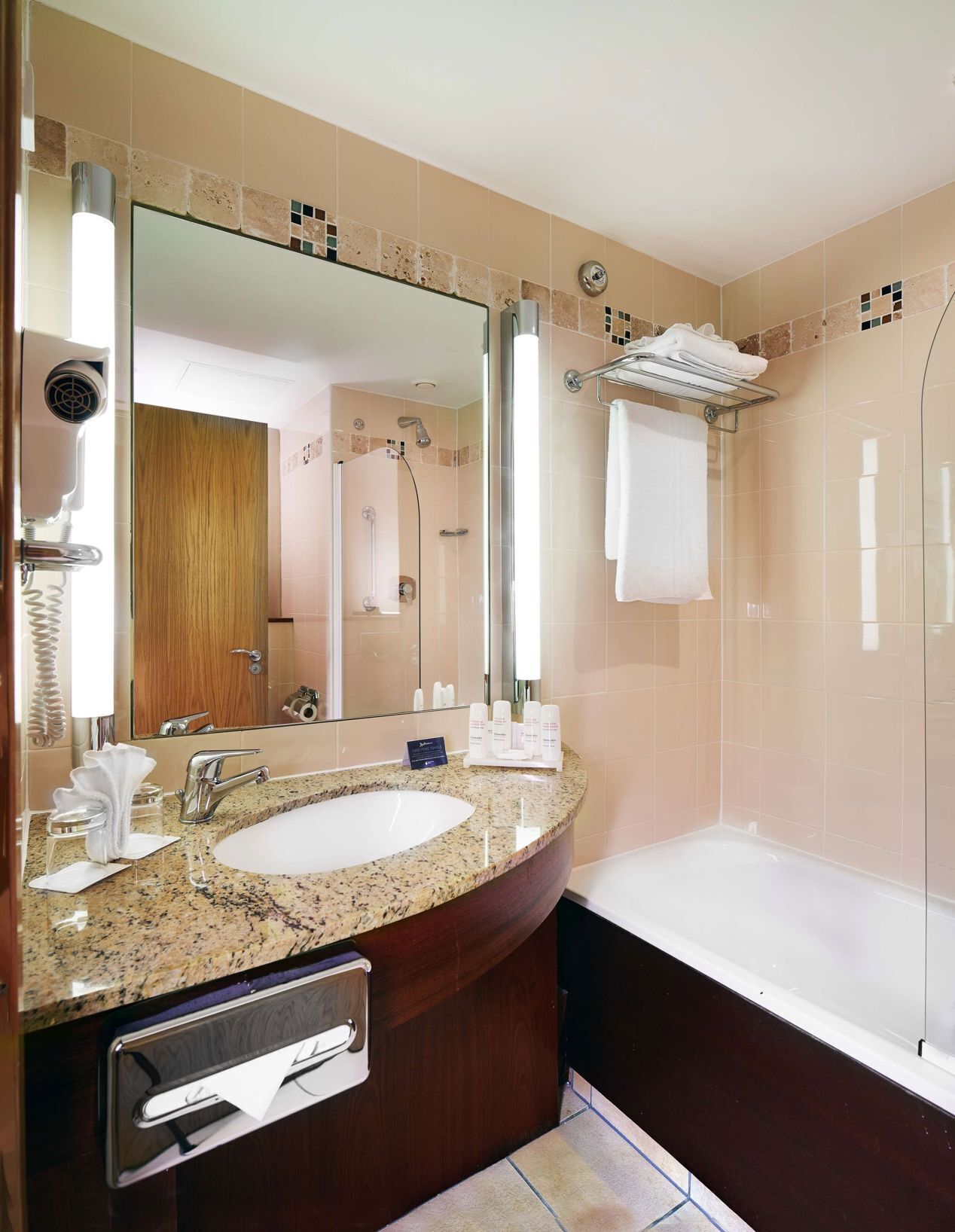 Bathroom | Combined shower/tub, free toiletries, hair dryer, towels