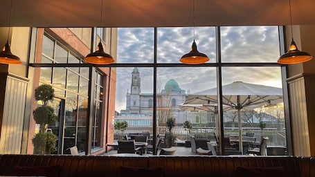 Bar (en la propiedad). Radisson Blu Hotel, Athlone