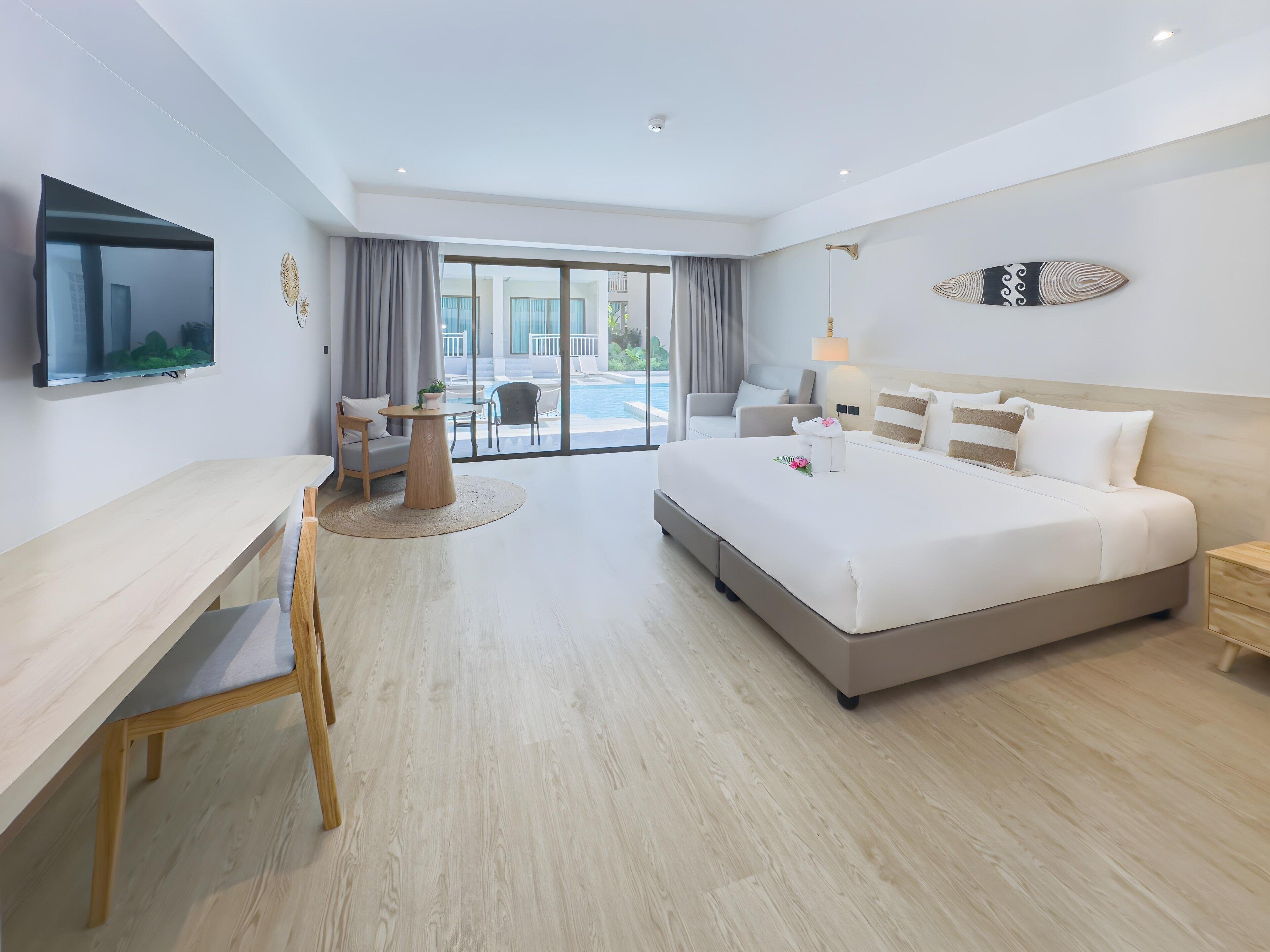 Quarto luxo, acesso à piscina | Cofres nos quartos, Wi-Fi de cortesia, roupa de cama