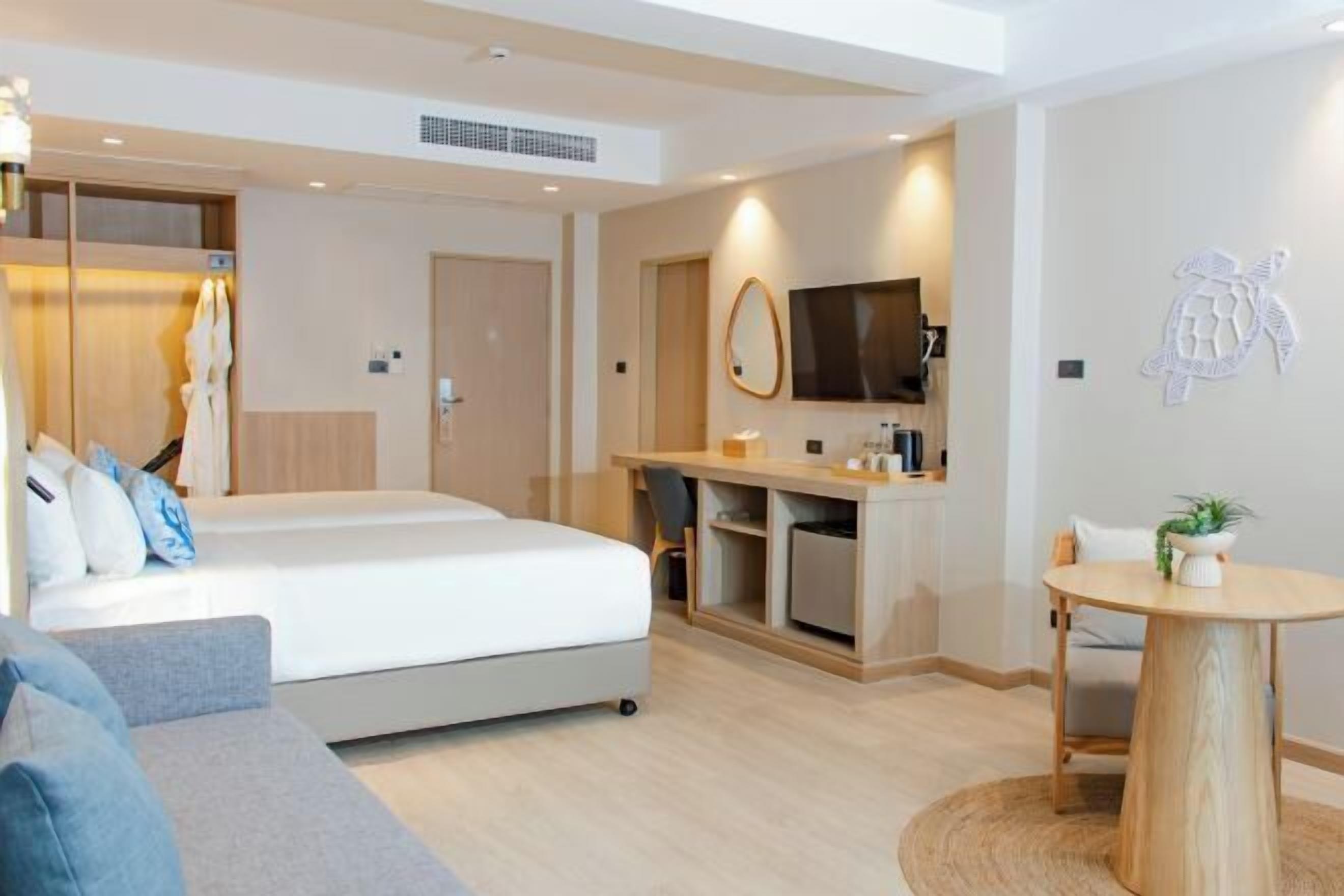 In-room safe, free WiFi, bed sheets