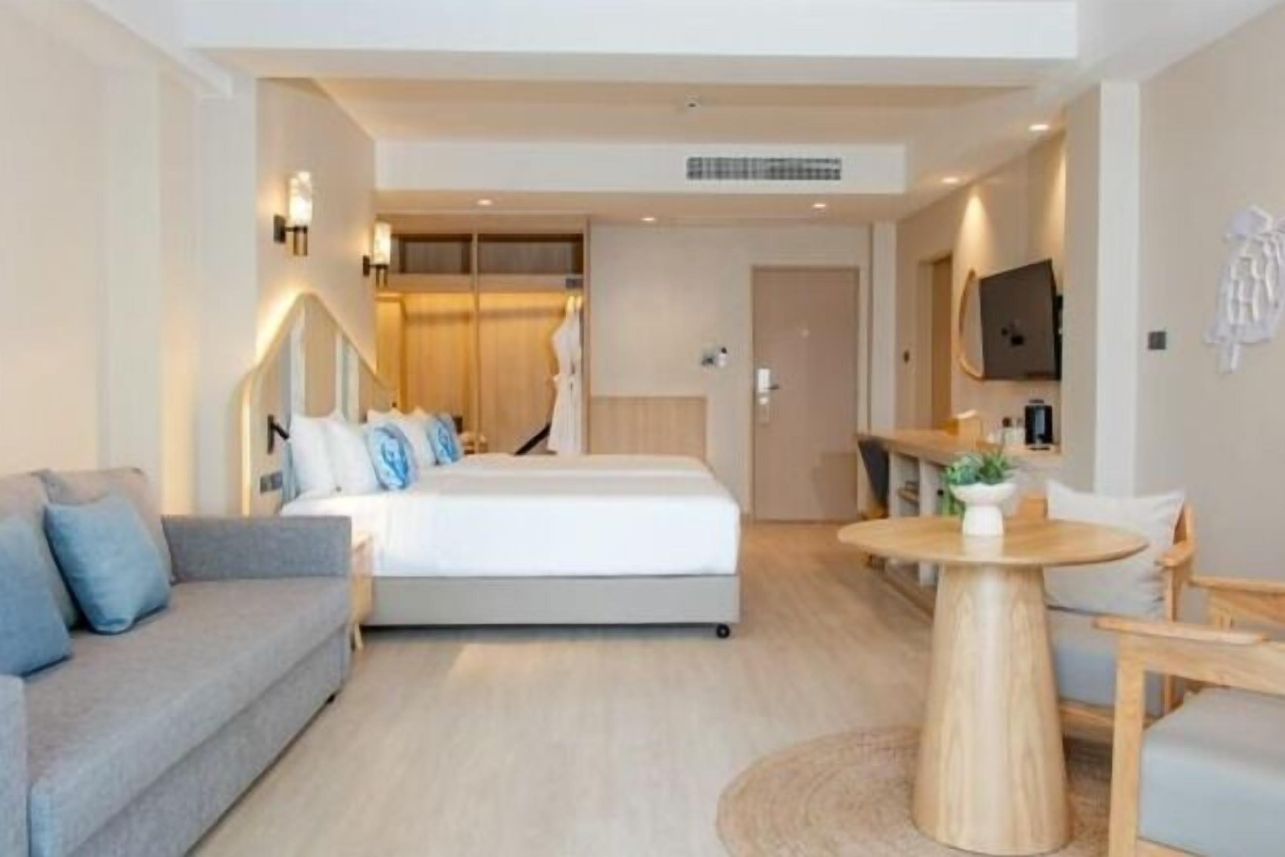 In-room safe, free WiFi, bed sheets