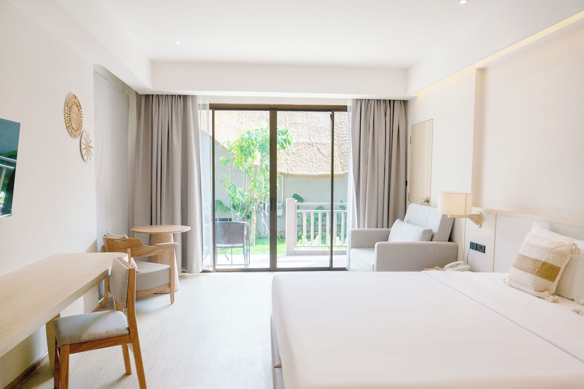 Deluxe Room, Garden View | 1 bedroom, in-room safe, free cribs/infant beds, free WiFi