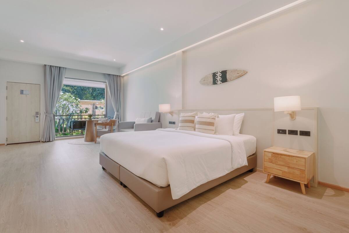 Habitación Deluxe, vistas al jardín | Caja fuerte, wifi gratis, ropa de cama