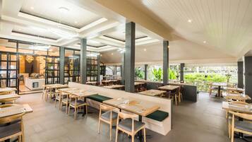 Daily buffet breakfast (THB 750 per person)