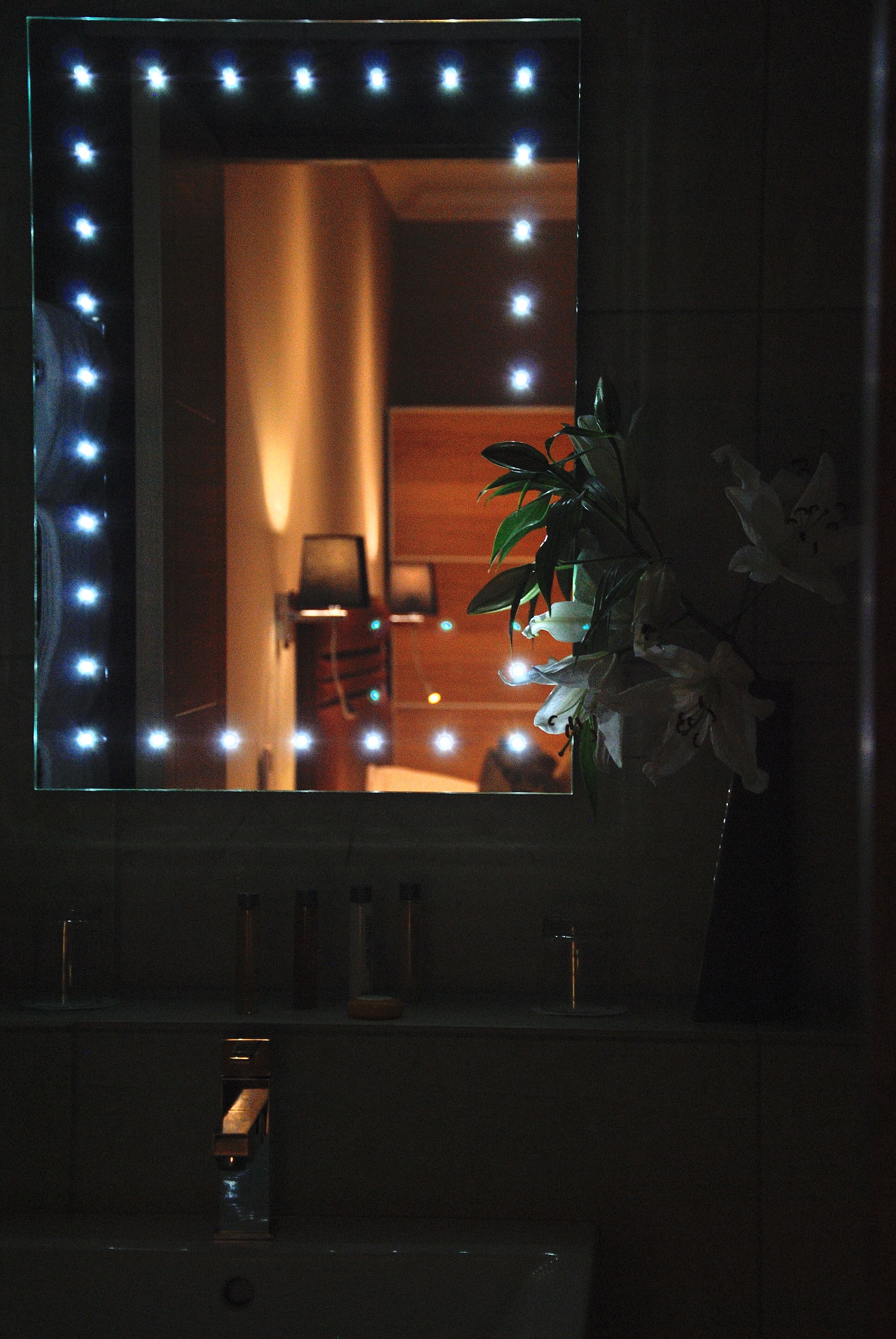 standard family room | bathroom | combined shower/bathtub, free toiletries, hair dryer, slippers