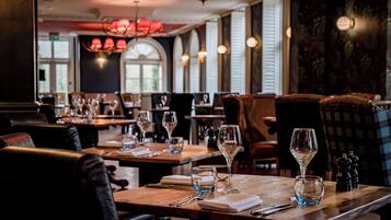 2 restaurants; breakfast, lunch, dinner and brunch served