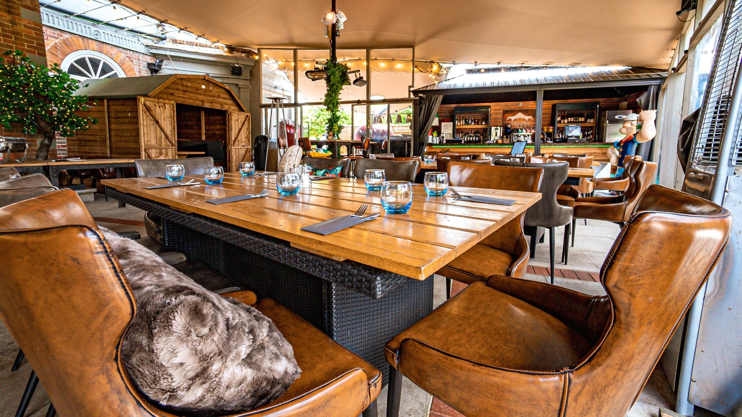 2 restaurants, breakfast, lunch, dinner served; British cuisine 