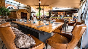 2 restaurants servant le petit déjeuner, spécialités Cuisine anglaise