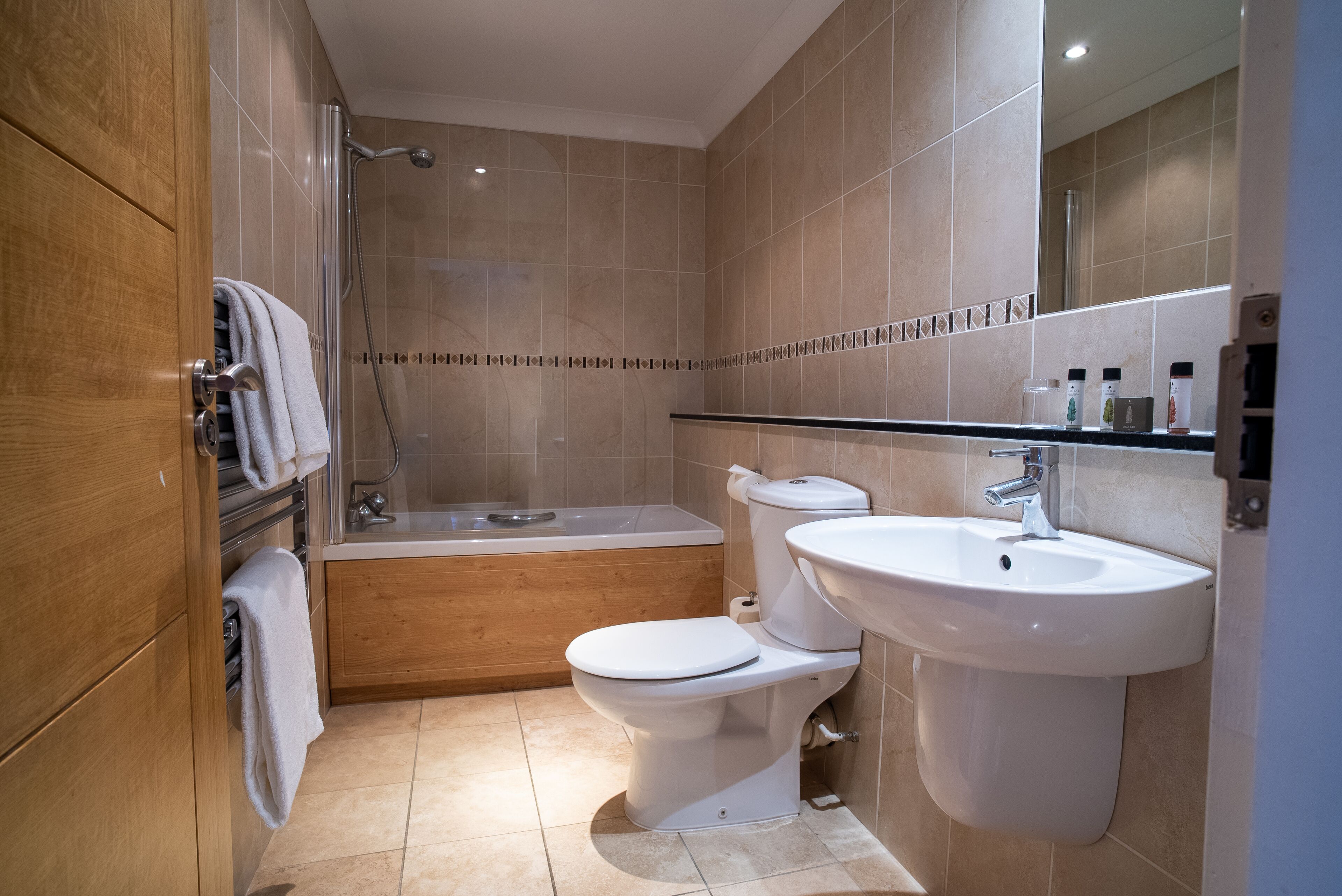 superior double room | bathroom | combined shower/bathtub, free toiletries, hair dryer, slippers