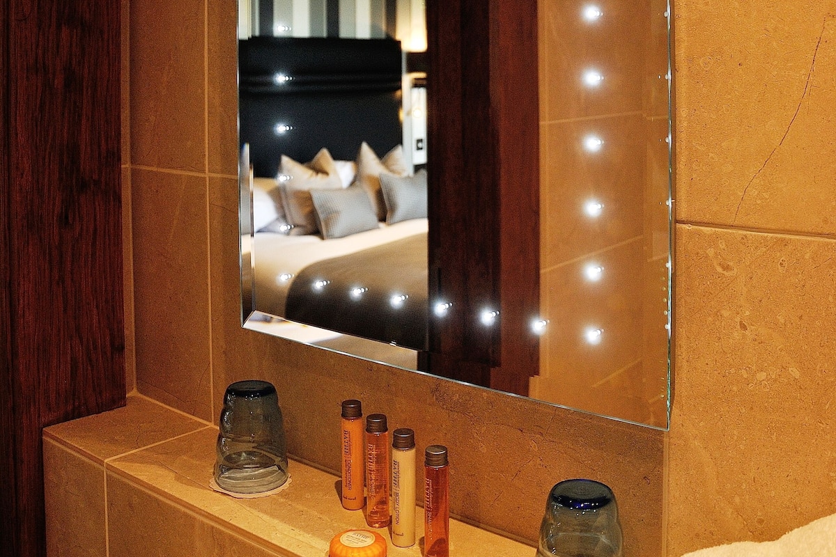 combined shower/bathtub, free toiletries, hair dryer, slippers