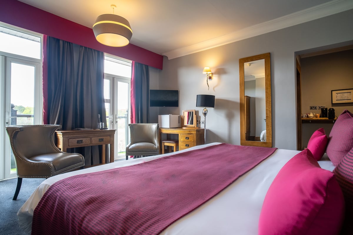 Luxury Room, Balcony | Hypo-allergenic bedding, individually decorated, individually furnished