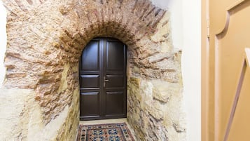 Minibar, caja de seguridad en la habitación, wifi gratis y ropa de cama