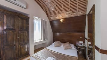 Minibar, caja de seguridad en la habitación, wifi gratis y ropa de cama