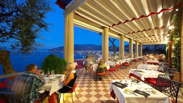 Se sirven desayunos, almuerzos y cenas; cocina mediterránea