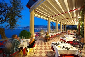 Breakfast, lunch, dinner served; Mediterranean cuisine - Hotel Minerva (Sorrento)