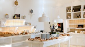 A buffet setup with various food items and a wine selection. - Hotel Minerva (Sorrento)