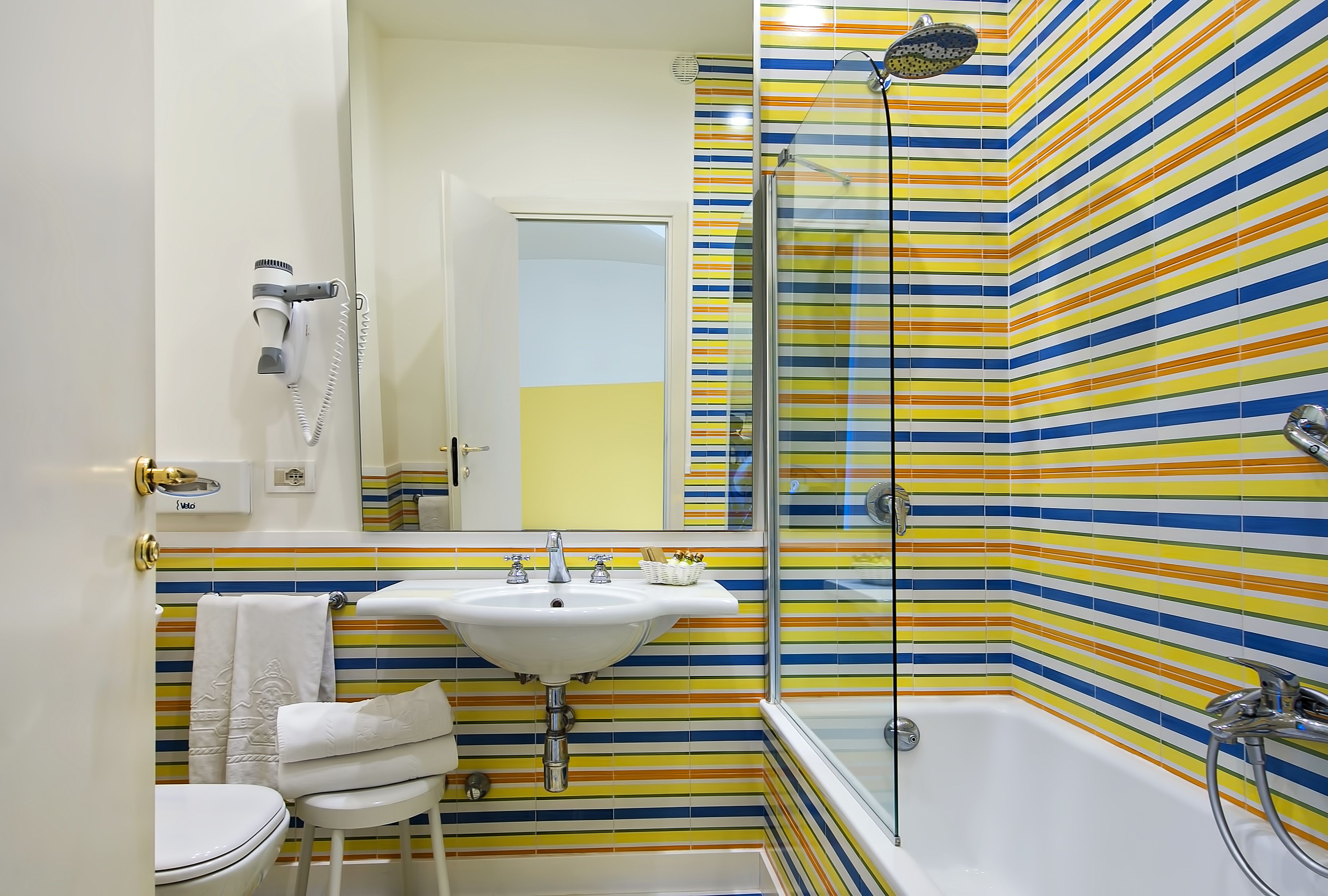 classic double or twin room, sea view | bathroom | shower, free toiletries, hair dryer, bidet