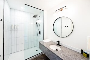 Loft | Banheiro | Produtos de toalete grátis, secador de cabelo, toalhas de banho 