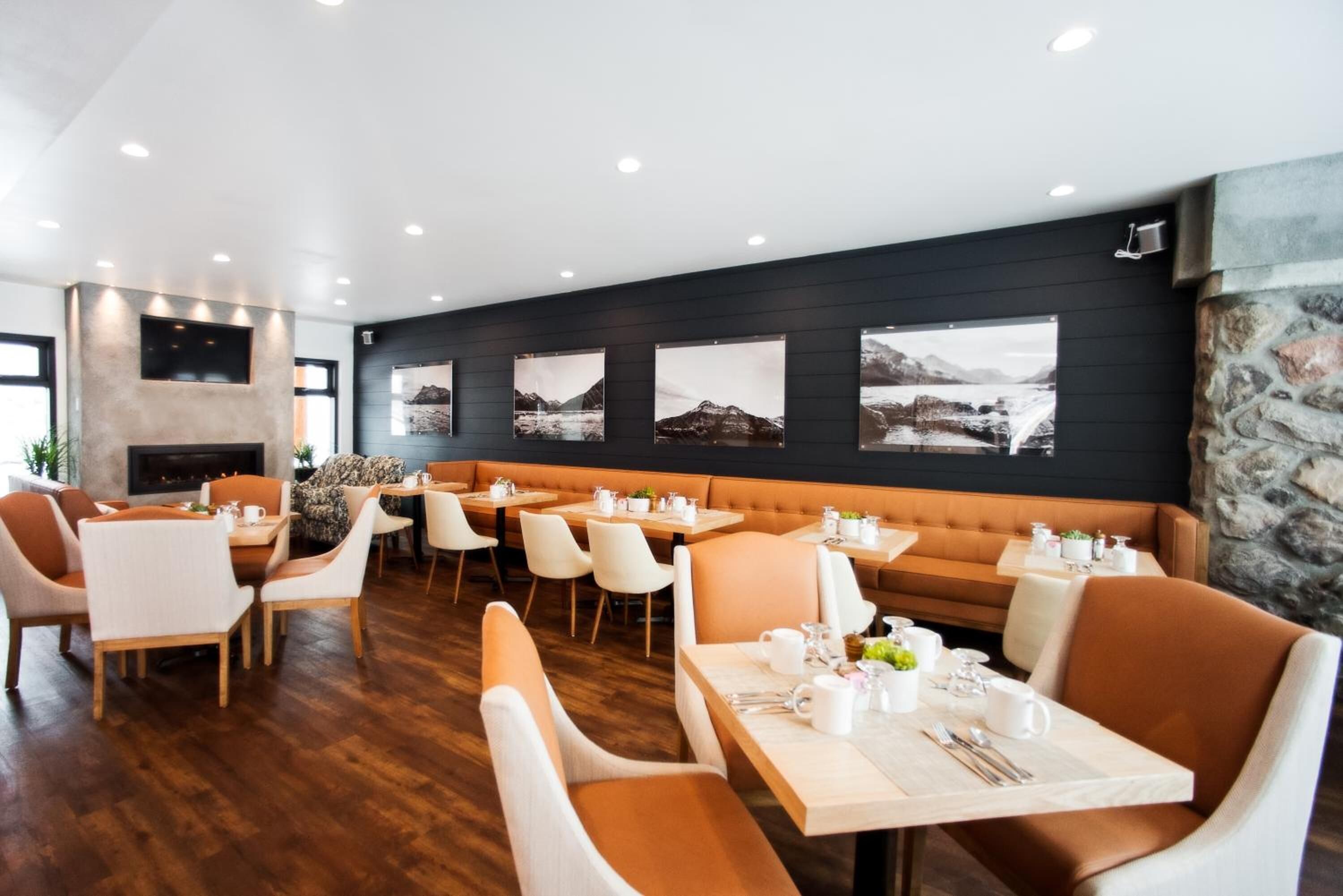 breakfast, lunch and dinner served