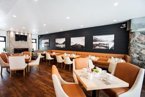 Petit déjeuner, déjeuner et dîner servis sur place