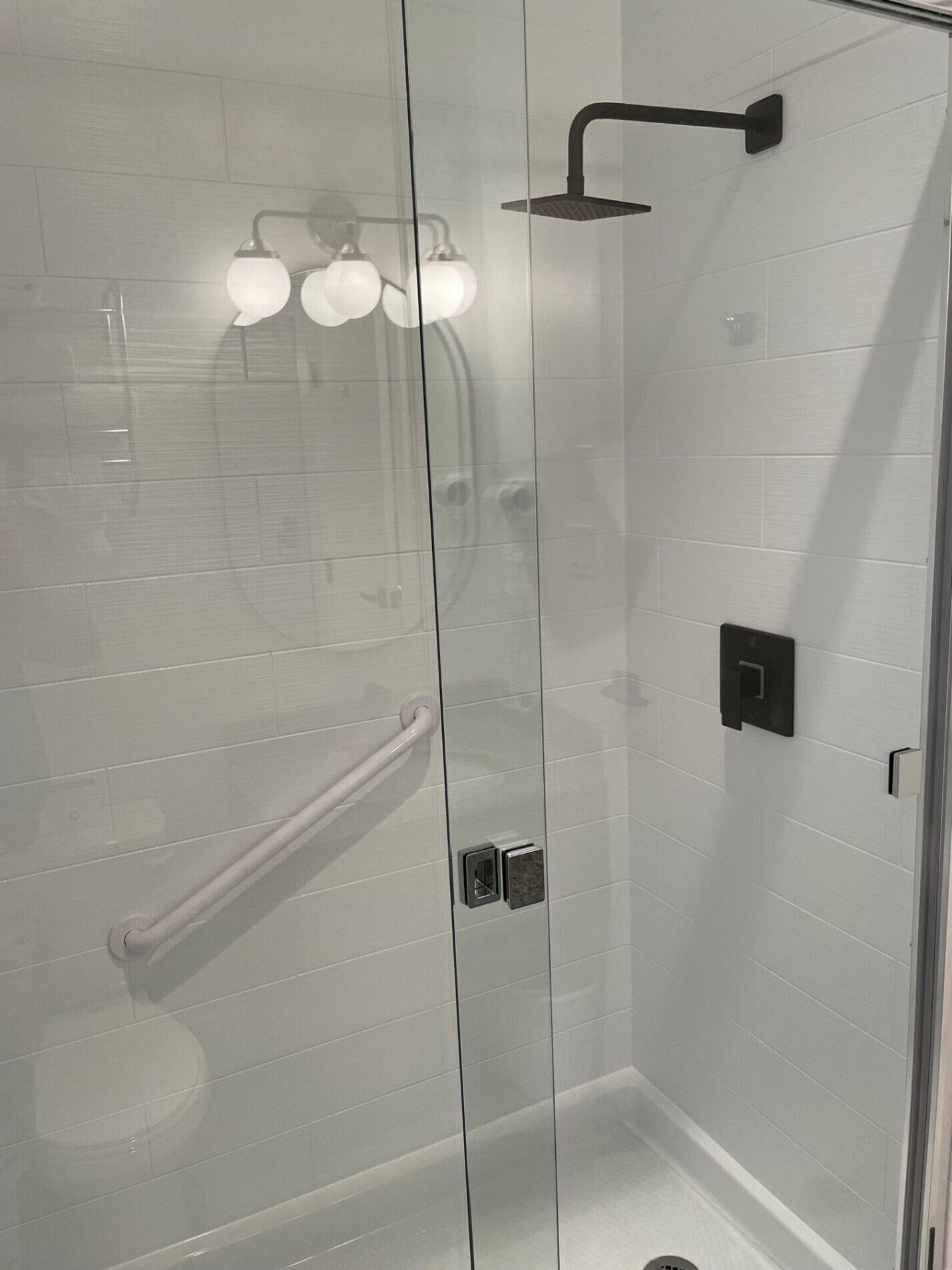 deluxe suite, 1 bedroom | bathroom | free toiletries, hair dryer, towels