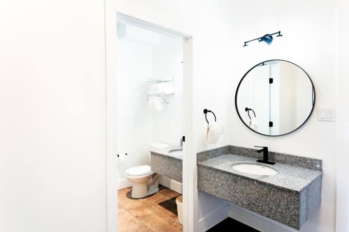 deluxe suite, 1 bedroom | bathroom | free toiletries, hair dryer, towels