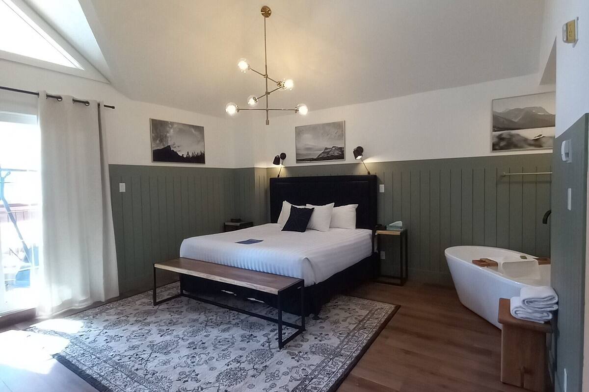 romantic suite, 1 king bed | in-room safe, desk, iron/ironing board, free cots/infant beds