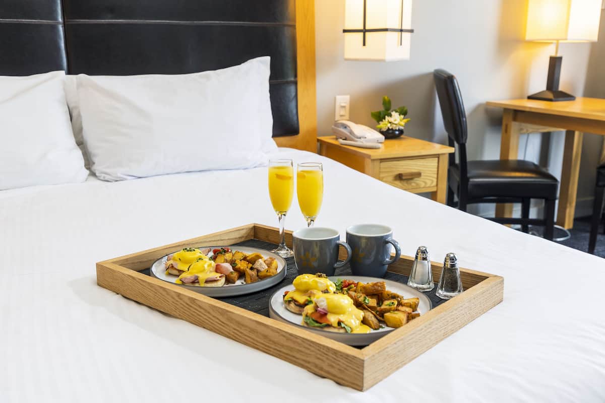 daily cooked-to-order breakfast for a fee