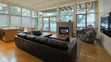 2 Bedroom Ocean Villa with Den | Oppholdsområde | En 40-tommers Flatskjerm-TV med digitale kanaler samt TV og peis