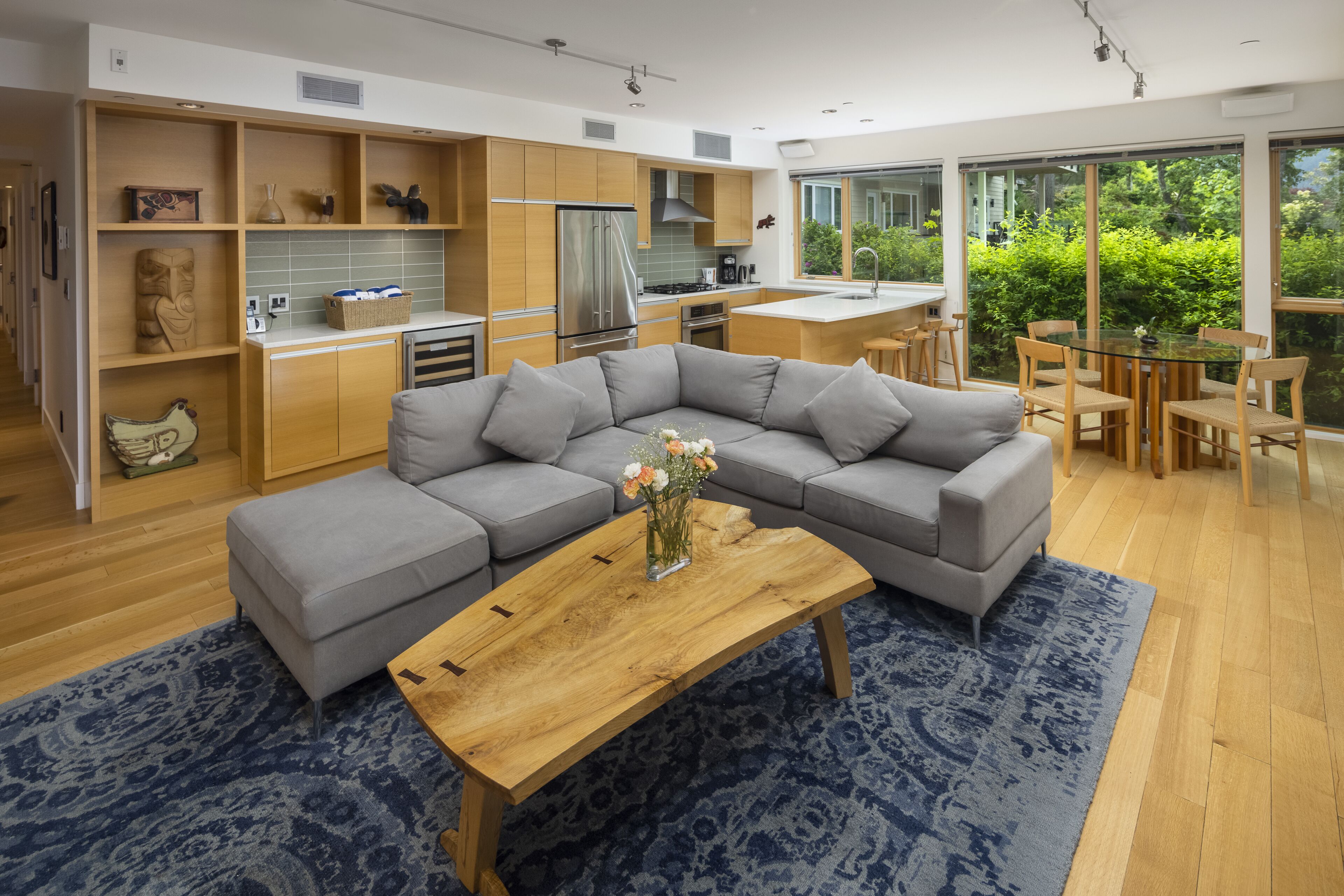 2 bedroom ocean villa with den | living area | 40-inch flat-screen tv with digital channels, tv, fireplace