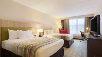 Meja kerja, tirai kedap cahaya, dan setrika/meja setrika