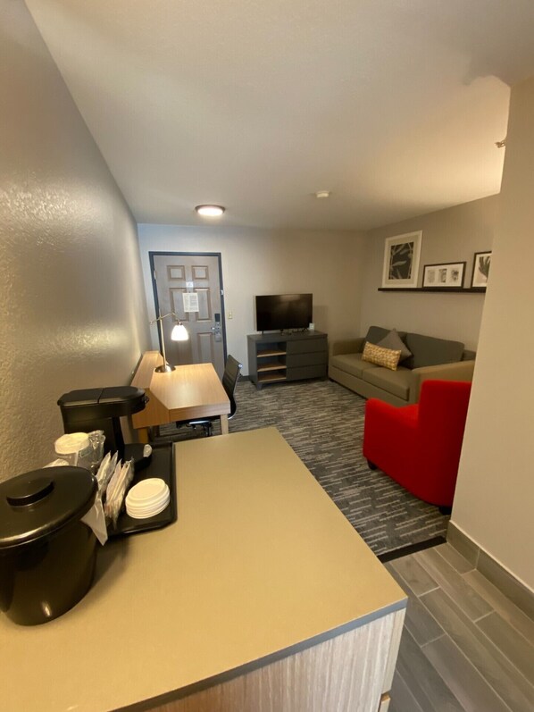 Suite, 1 chambre, non-fumeur | Bureau, rideaux d’obscurcissement, fer et planche à repasser