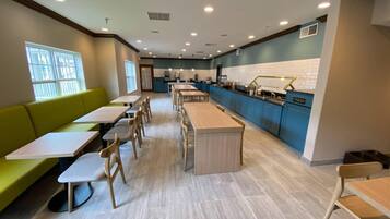 Petit déjeuner continental compris en semaine