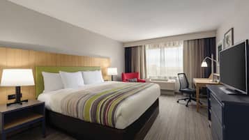 Een bureau, verduisterende gordijnen, een strijkplank/strijkijzer