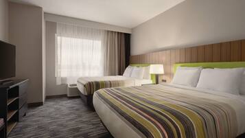 Bureau, rideaux occultants, fer et planche Ă repasser