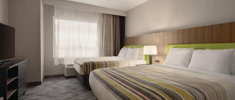 Schreibtisch, Verdunkelungsvorhänge, Bügeleisen/Bügelbrett