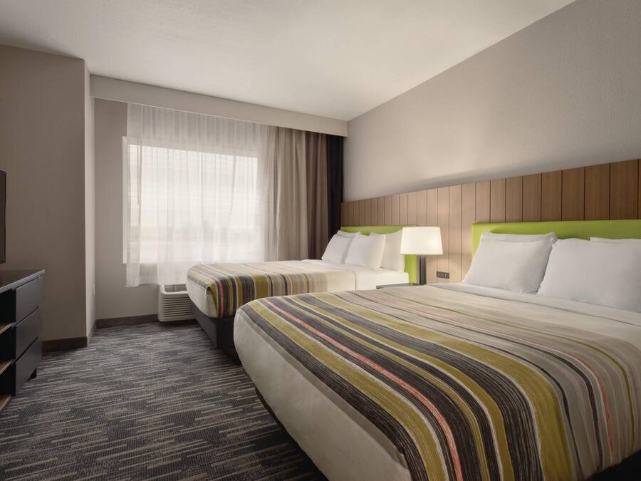 Bureau, rideaux occultants, fer et planche Ă repasser