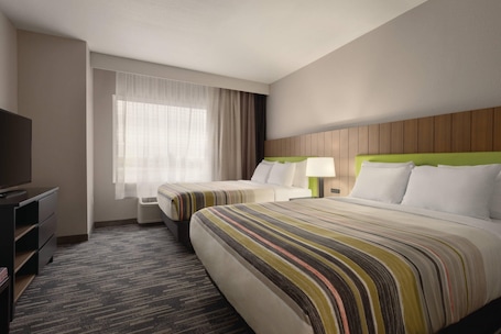 Escritorio, cortinas blackout y tabla de planchar con plancha . Country Inn & Suites by Radisson, Champaign North, IL