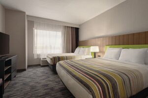 Escritorio, cortinas blackout y tabla de planchar con plancha 