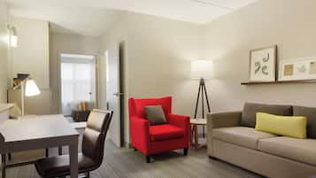 Een bureau, verduisterende gordijnen, een strijkplank/strijkijzer