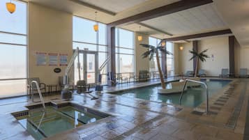 من حمّامات السباحة المغطاة، مقاعد للتشمس