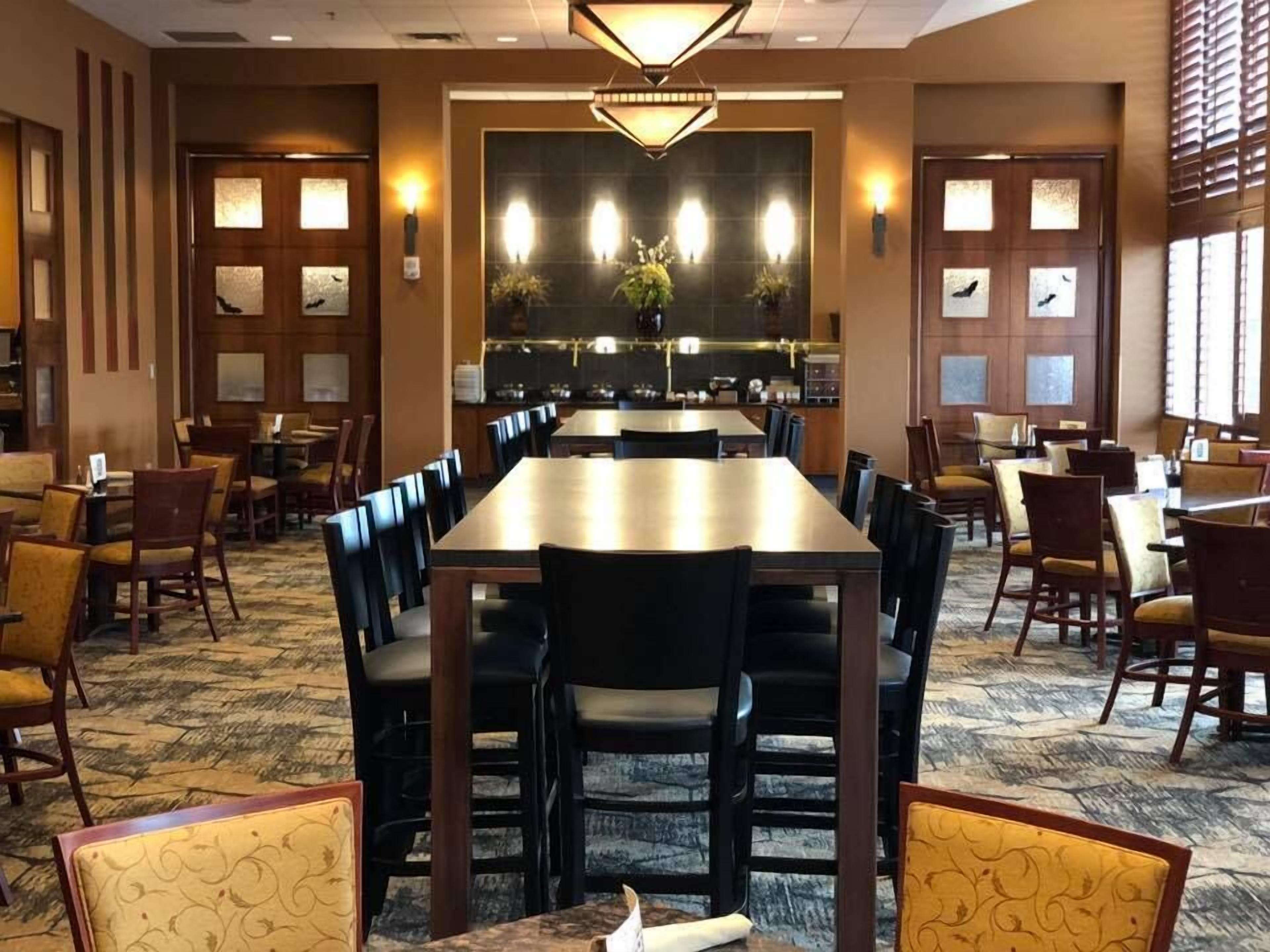 2 restaurants, breakfast, lunch, dinner served; american cuisine