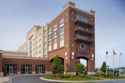 DoubleTree by Hilton Bay City - Riverfront