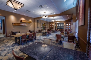 2 restaurants, breakfast, lunch, dinner served; American cuisine