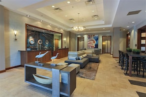 Lobby - DoubleTree by Hilton Bay City - Riverfront (Bay City)