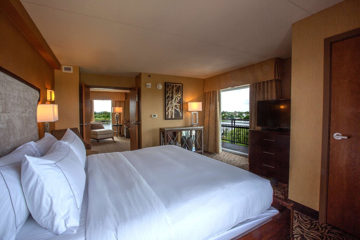 Suite, 2 Bedrooms, Non Smoking, Balcony | 1 bedroom, Egyptian cotton sheets, premium bedding, down duvets