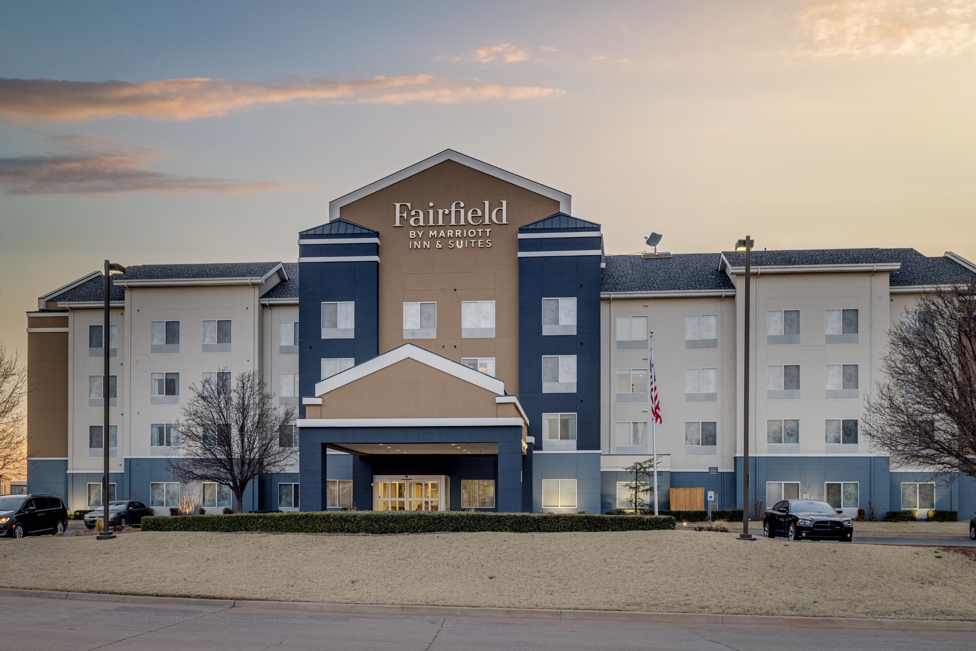 Edificio di un Fairfield by Marriott Inn & Suites, con facciata simmetrica, numerose finestre e un ingresso centrale.