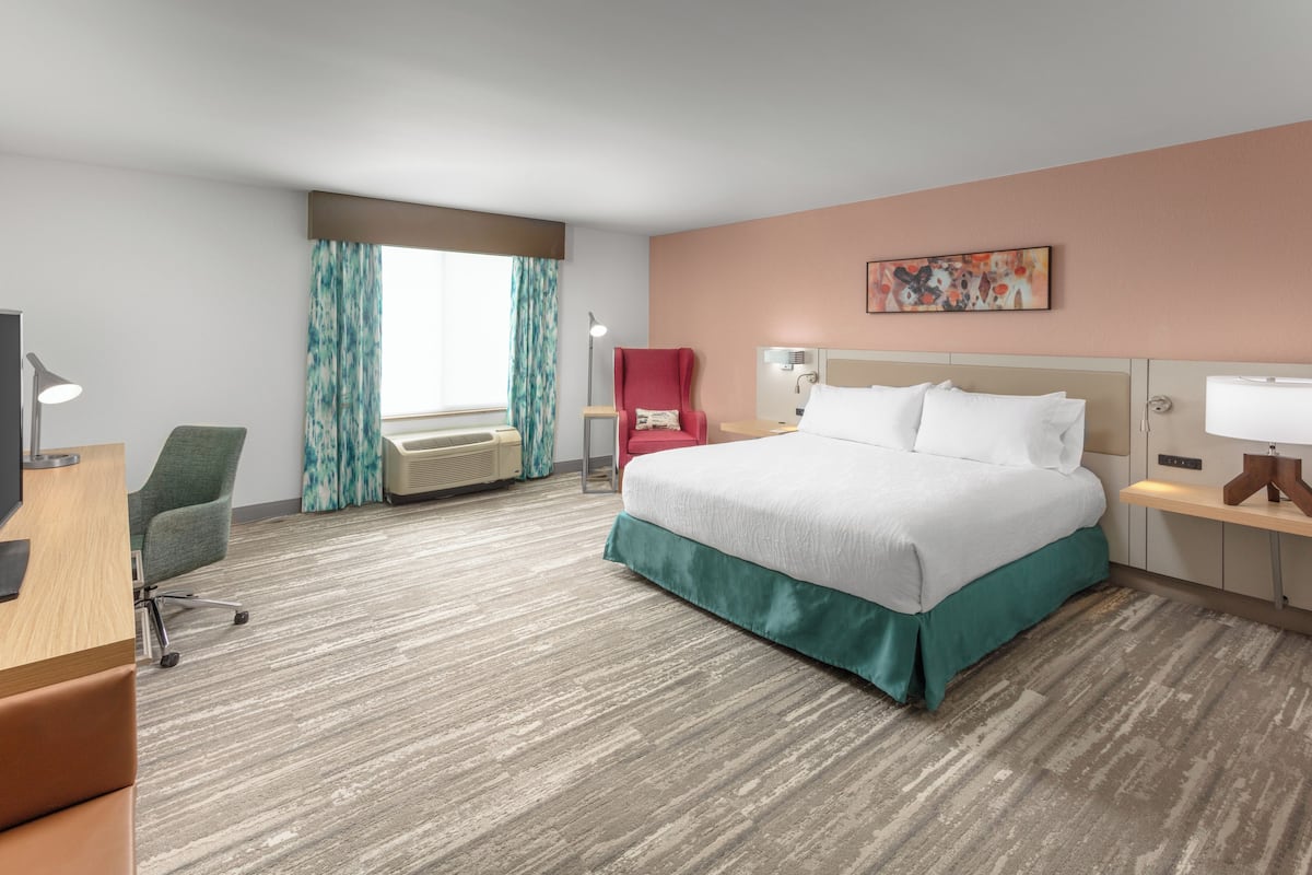 Chambre, 1 trÚs grand lit, accessible aux personnes à mobilité réduite | Bureau, rideaux occultants, chambres insonorisées